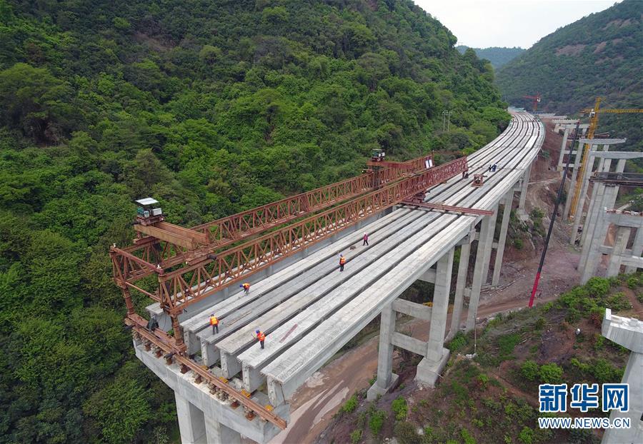 （經(jīng)濟(jì)）（3）昆楚高速公路岔河特大橋架梁忙